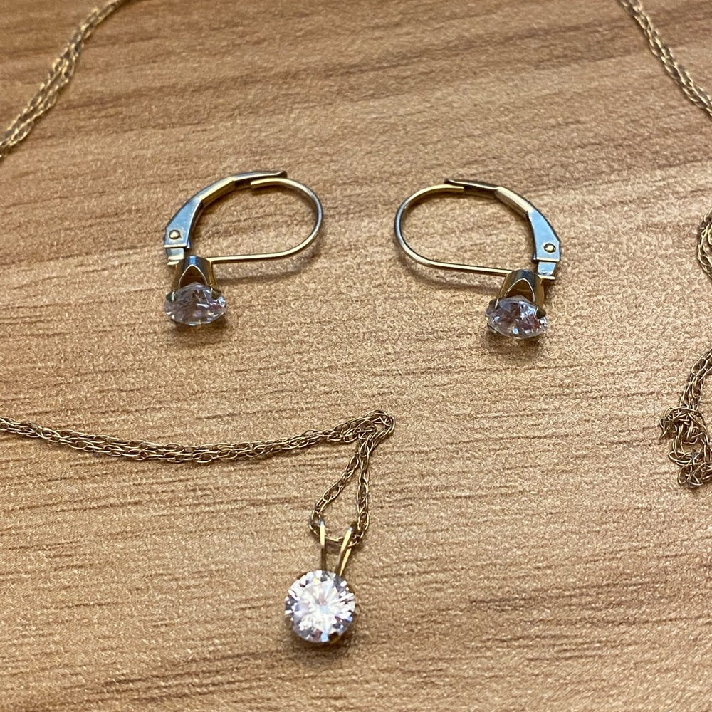 Elegant 14K Solid Gold pendant & earrings Set - almost 2 g, necklace is 17"